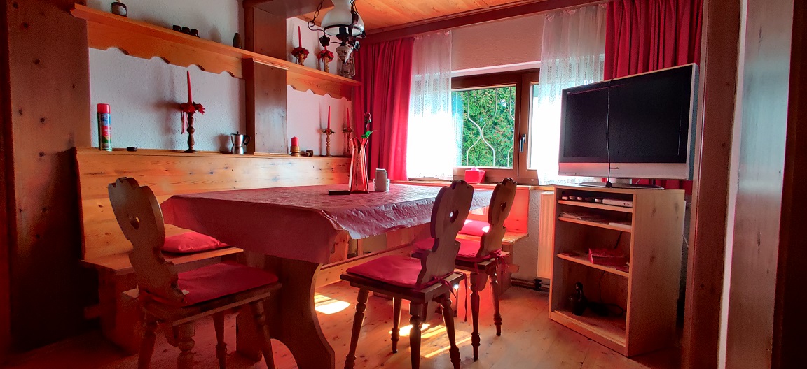 Gemütliche Bauernstube in rot und braun.