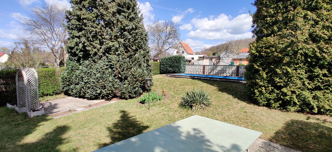 Großzügiger Garten mit Tischtennisplatte, Terrasse und Pool